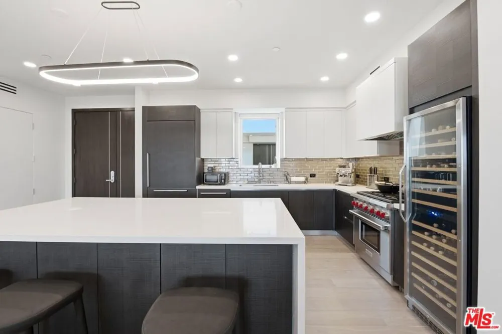 505 S Barrington Avenue #406 Los Angeles, CA 90049