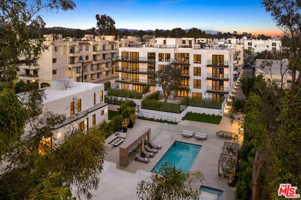 505 S Barrington Avenue #406 Los Angeles, CA 90049