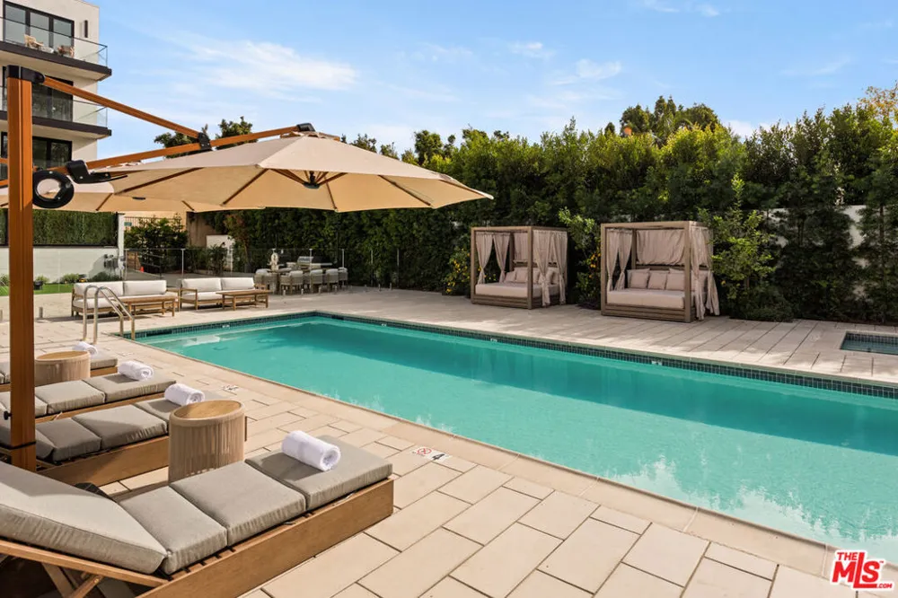 505 S Barrington Avenue #406 Los Angeles, CA 90049