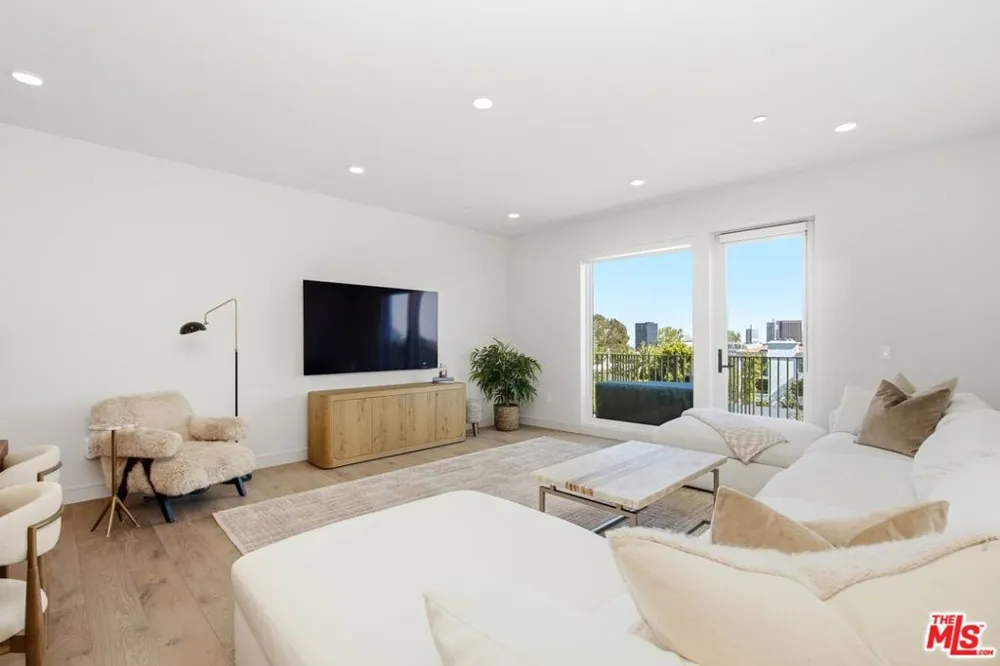 505 S Barrington Avenue #406 Los Angeles, CA 90049