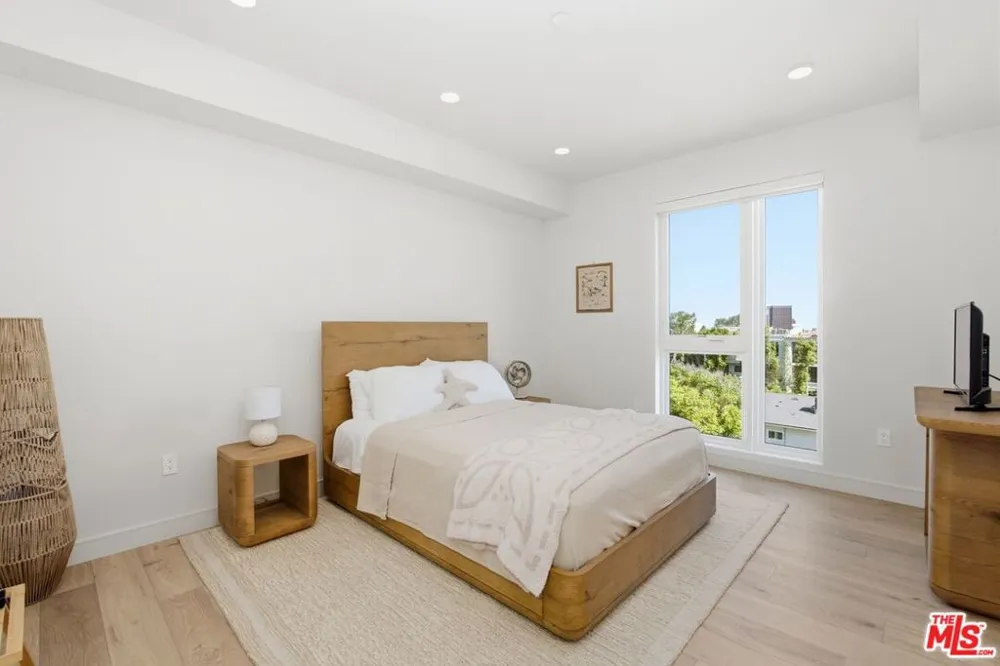505 S Barrington Avenue #406 Los Angeles, CA 90049