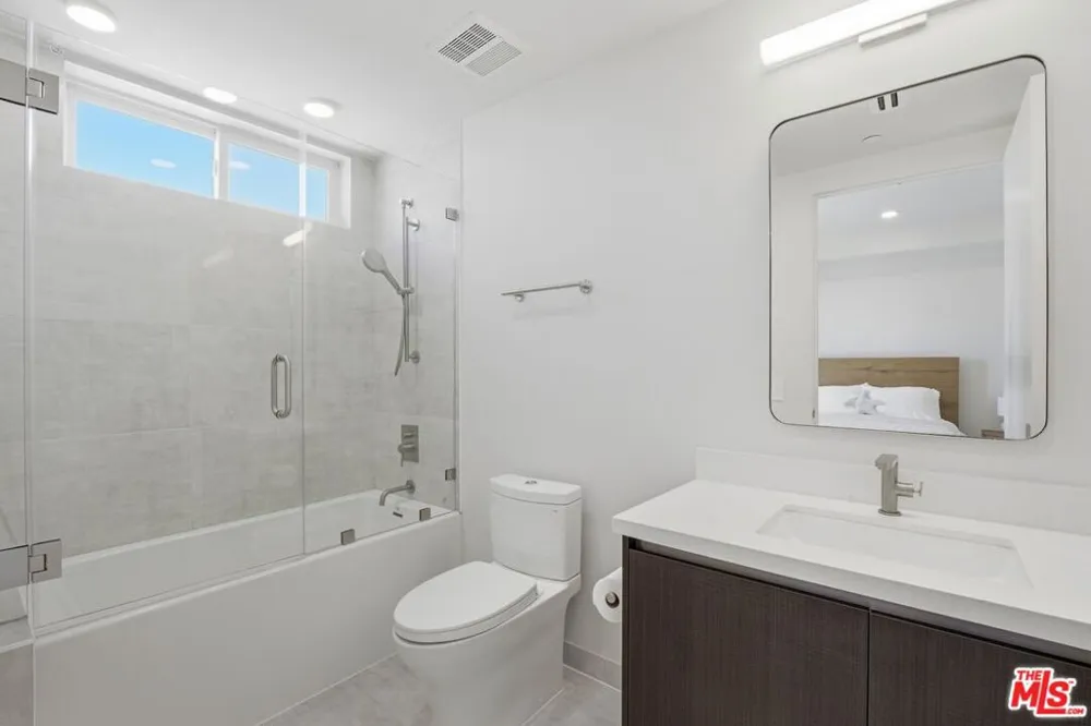 505 S Barrington Avenue #406 Los Angeles, CA 90049