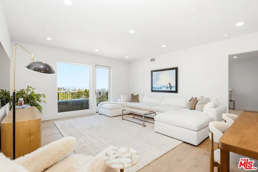 505 S Barrington Avenue #406 Los Angeles, CA 90049