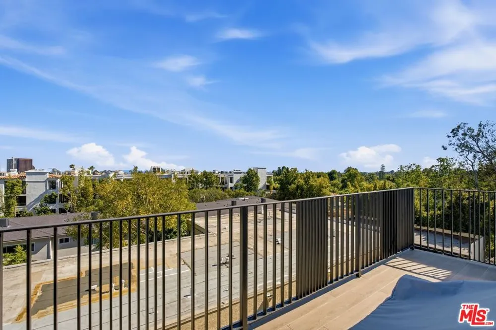 505 S Barrington Avenue #406 Los Angeles, CA 90049