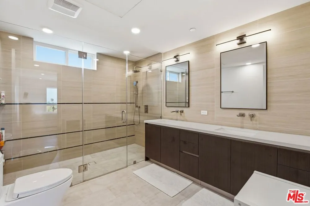 505 S Barrington Avenue #406 Los Angeles, CA 90049