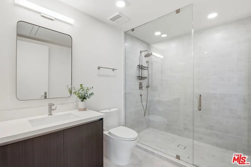 505 S Barrington Avenue #406 Los Angeles, CA 90049