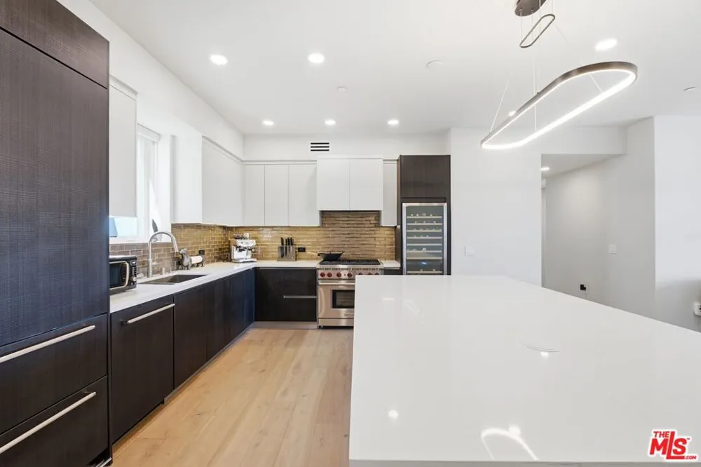 505 S Barrington Avenue #406 Los Angeles, CA 90049