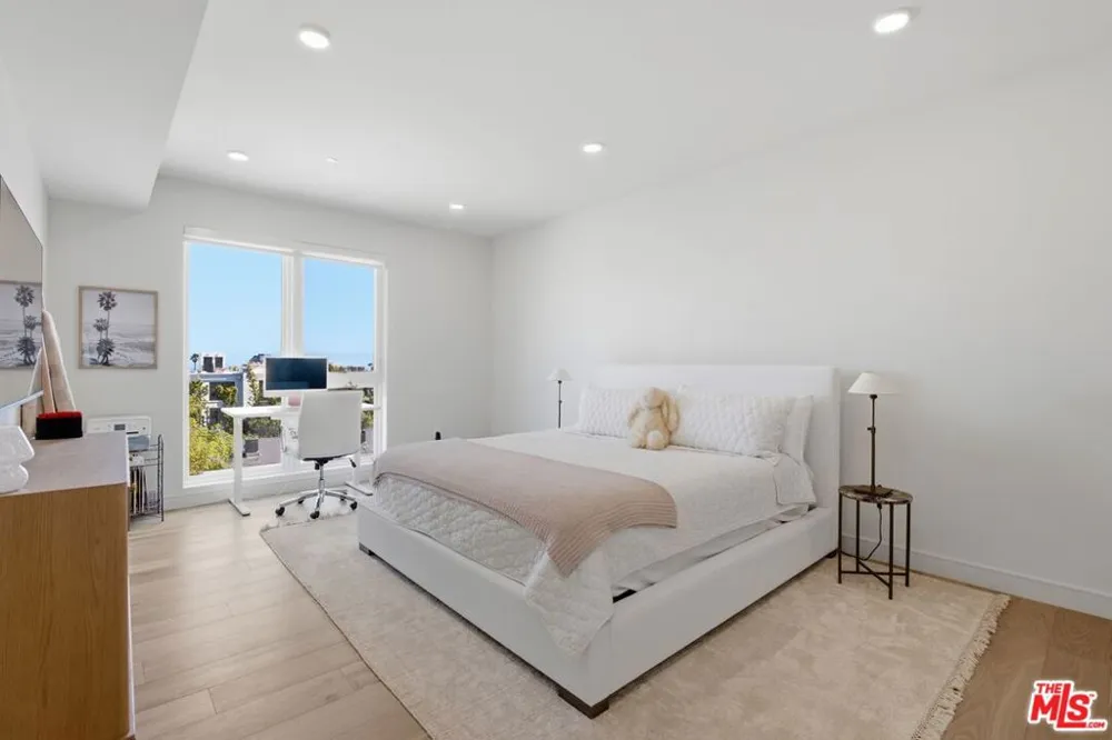 505 S Barrington Avenue #406 Los Angeles, CA 90049
