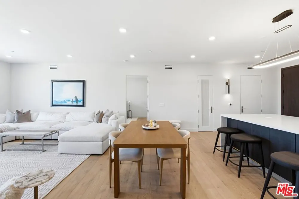 505 S Barrington Avenue #406 Los Angeles, CA 90049