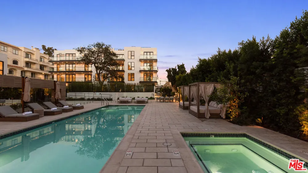 505 S Barrington Avenue #406 Los Angeles, CA 90049