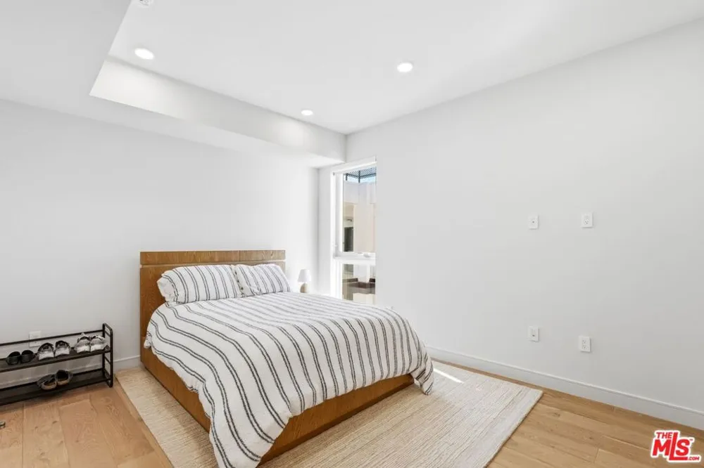 505 S Barrington Avenue #406 Los Angeles, CA 90049