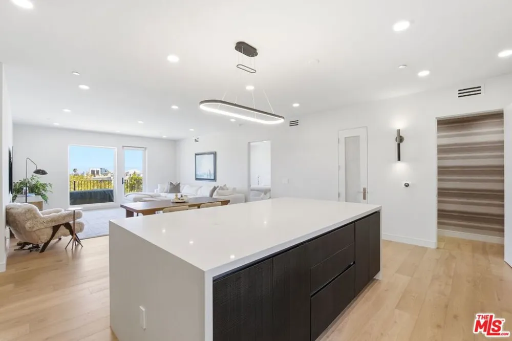 505 S Barrington Avenue #406 Los Angeles, CA 90049
