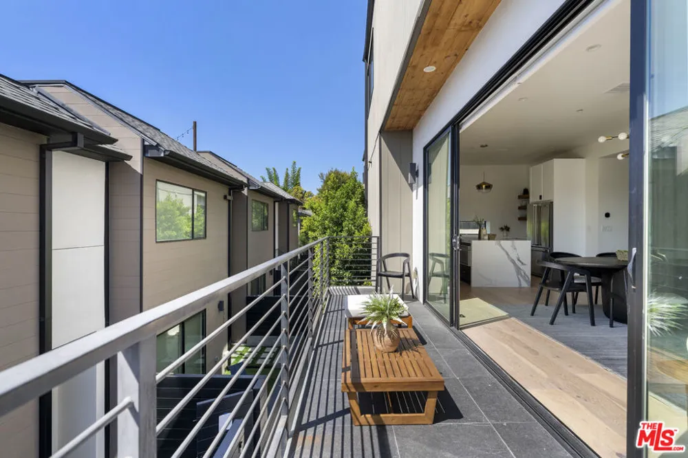 3223 Rowena Avenue Los Angeles, CA 90027