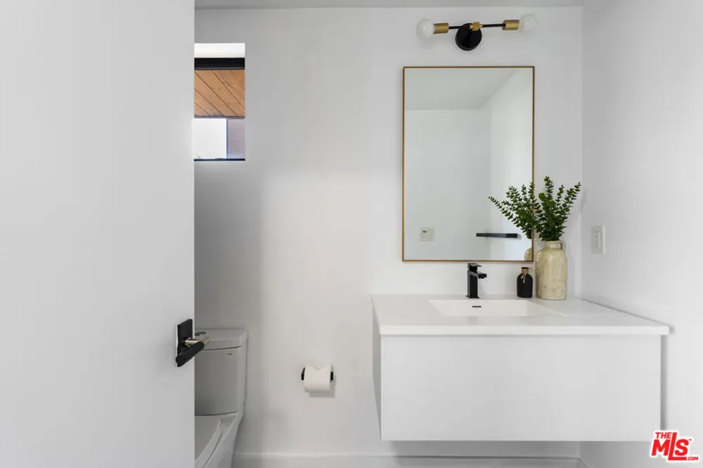 3223 Rowena Avenue Los Angeles, CA 90027