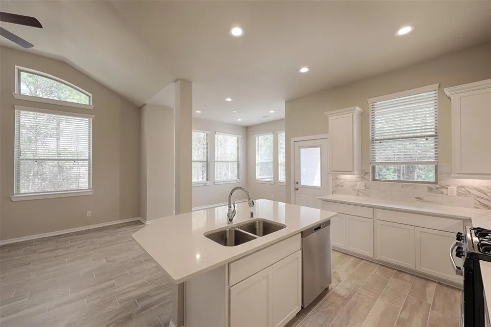 115 Handley Drive Montgomery, TX 77316