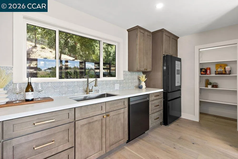 16 Sunnyside Ct Orinda, CA 94563