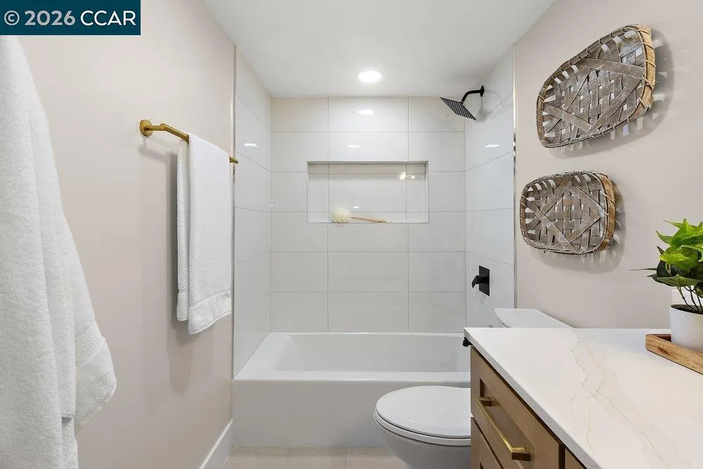 16 Sunnyside Ct Orinda, CA 94563