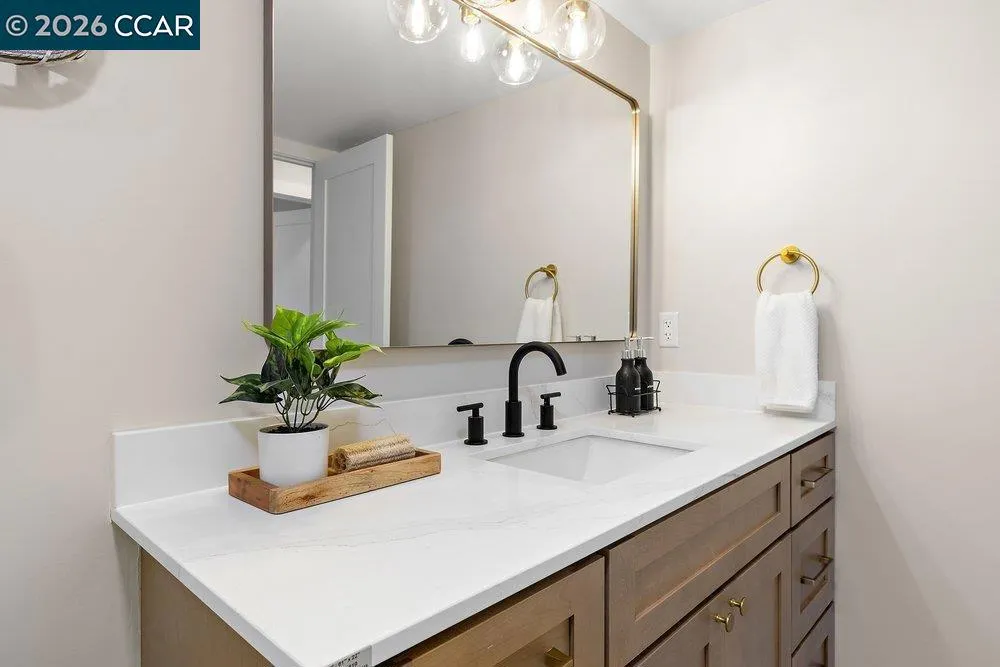 16 Sunnyside Ct Orinda, CA 94563