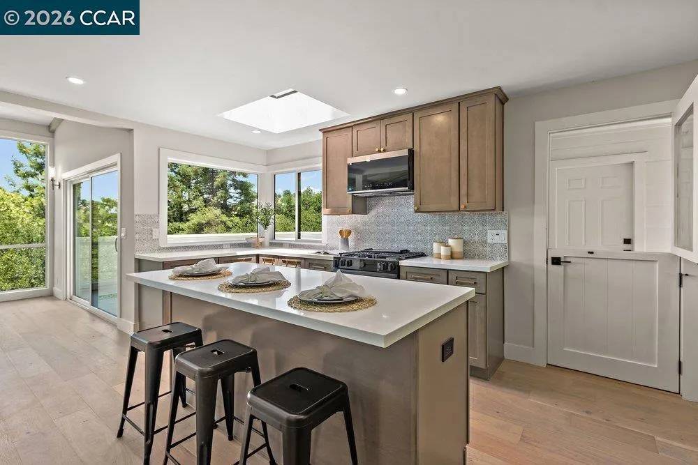 16 Sunnyside Ct Orinda, CA 94563