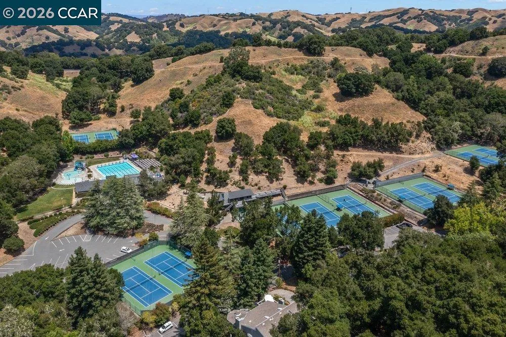 16 Sunnyside Ct Orinda, CA 94563