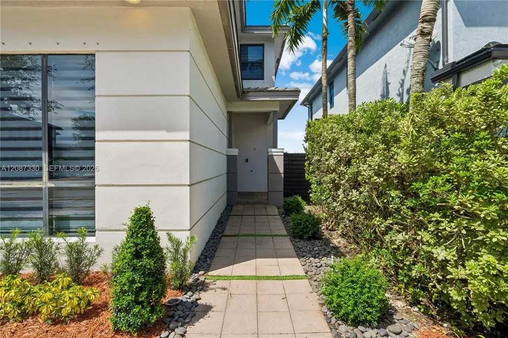 16025 SW 136th Ter Miami, FL 33196