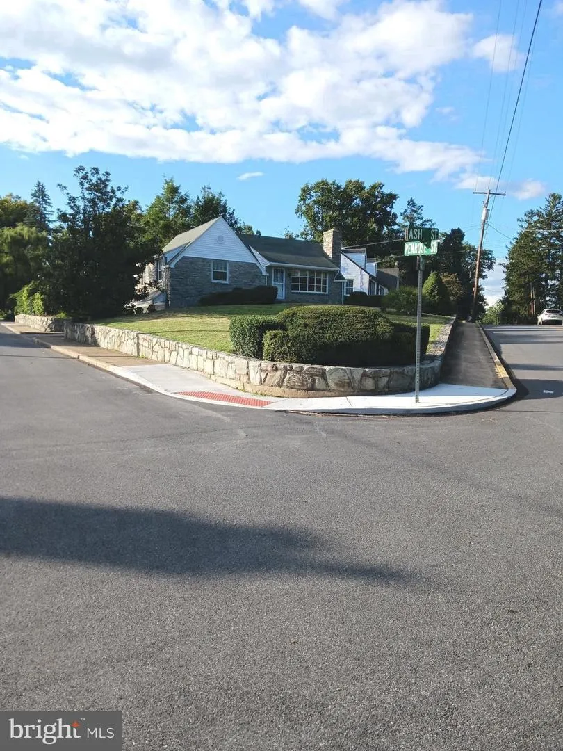 211 WOOD STREET Harrisburg, PA 17109