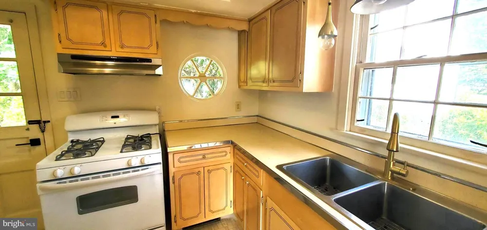 211 WOOD STREET Harrisburg, PA 17109