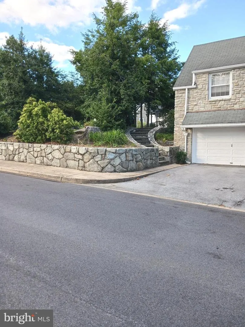 211 WOOD STREET Harrisburg, PA 17109