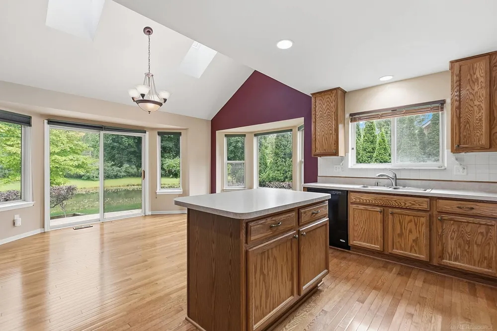 28754 Coleridge Street Harrison Charter Township, MI 48045