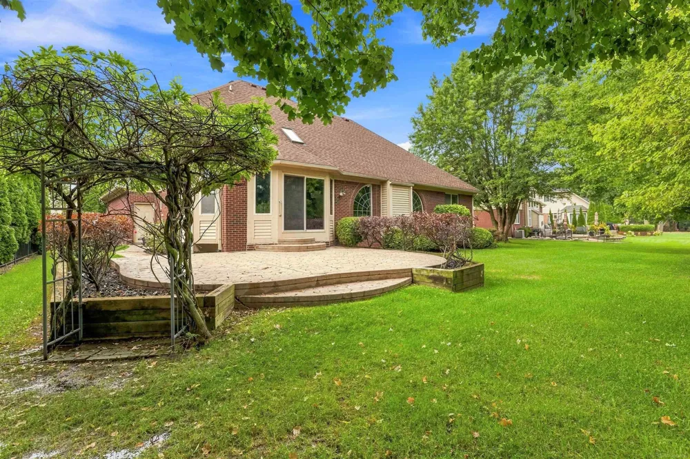 28754 Coleridge Street Harrison Charter Township, MI 48045