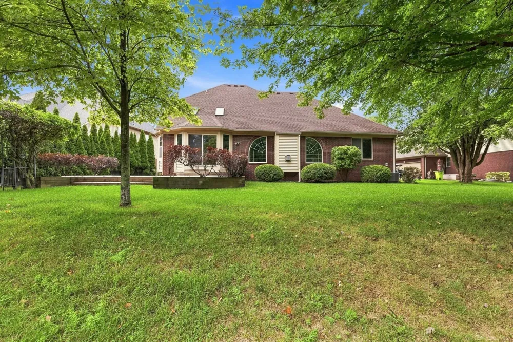 28754 Coleridge Street Harrison Charter Township, MI 48045