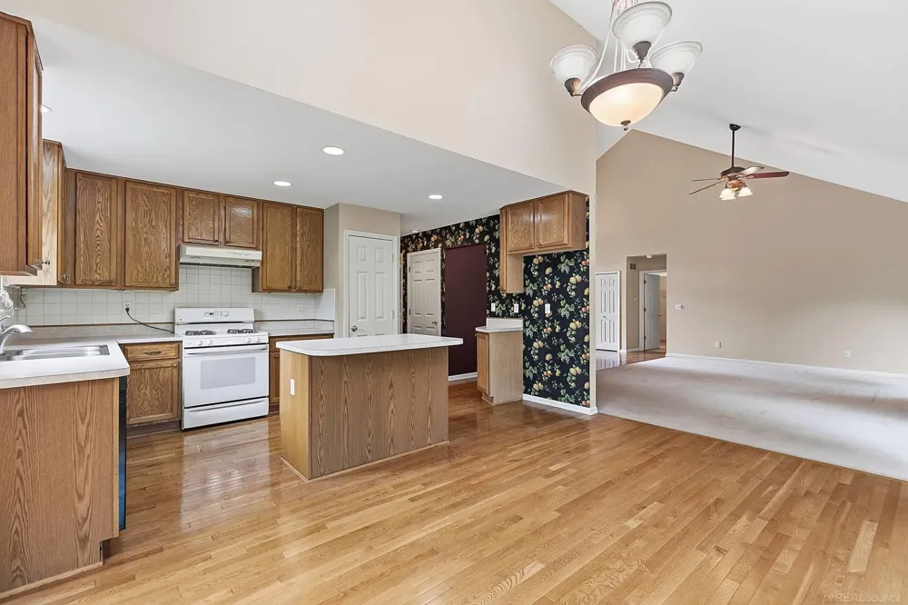 28754 Coleridge Street Harrison Charter Township, MI 48045