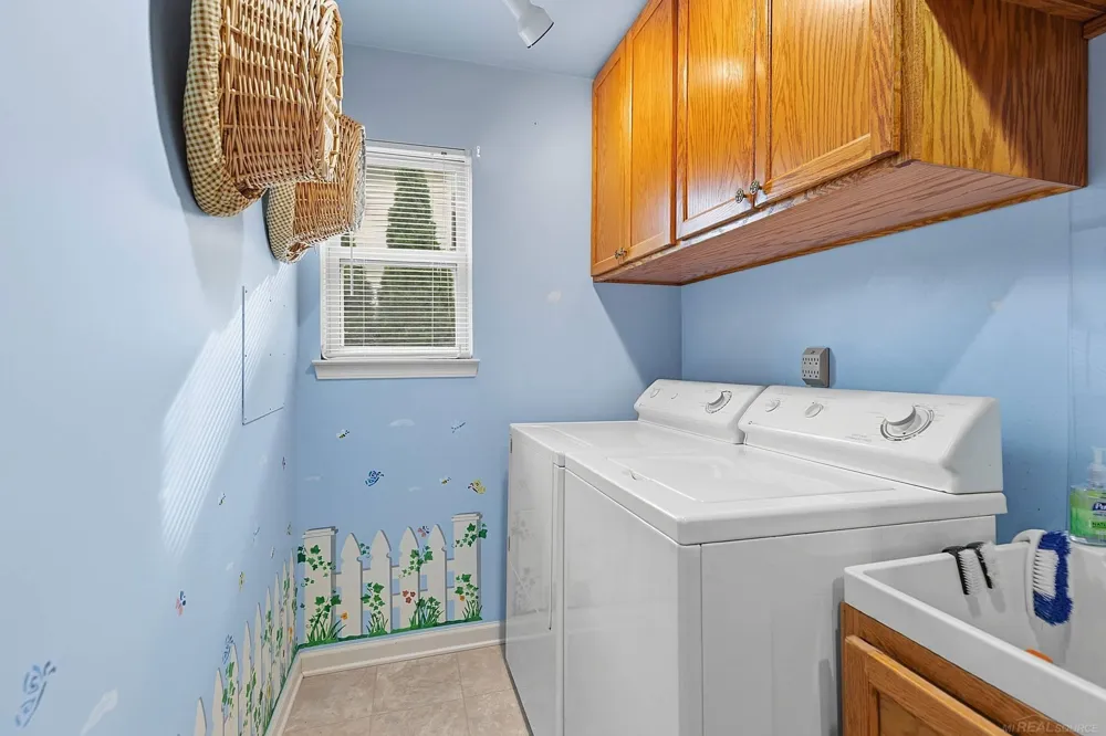 28754 Coleridge Street Harrison Charter Township, MI 48045