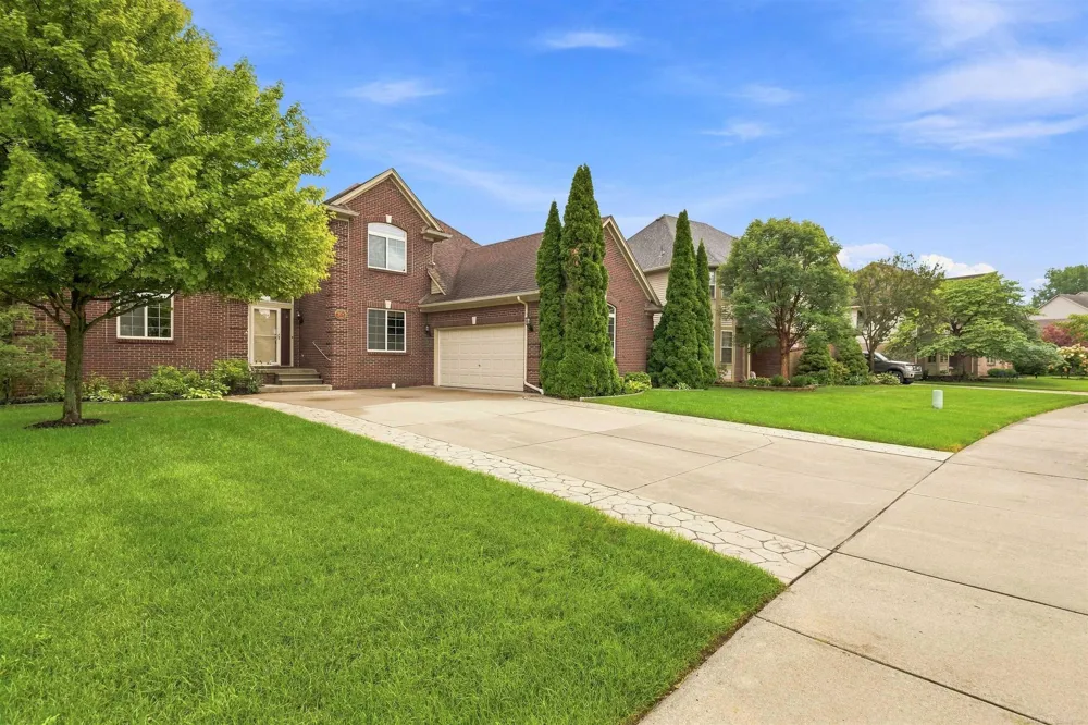 28754 Coleridge Street Harrison Charter Township, MI 48045