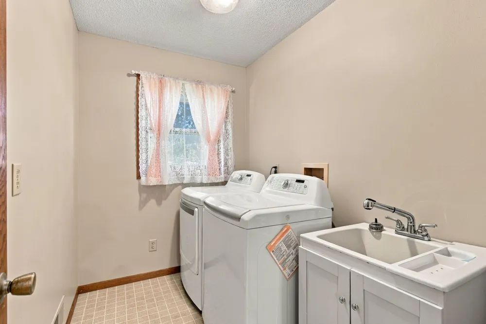 20350 Jewel Avenue Forest Lake, MN 55025