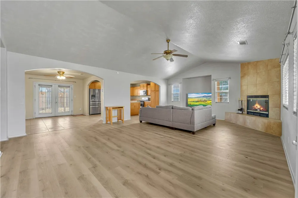 21648 95th California City, CA 93505