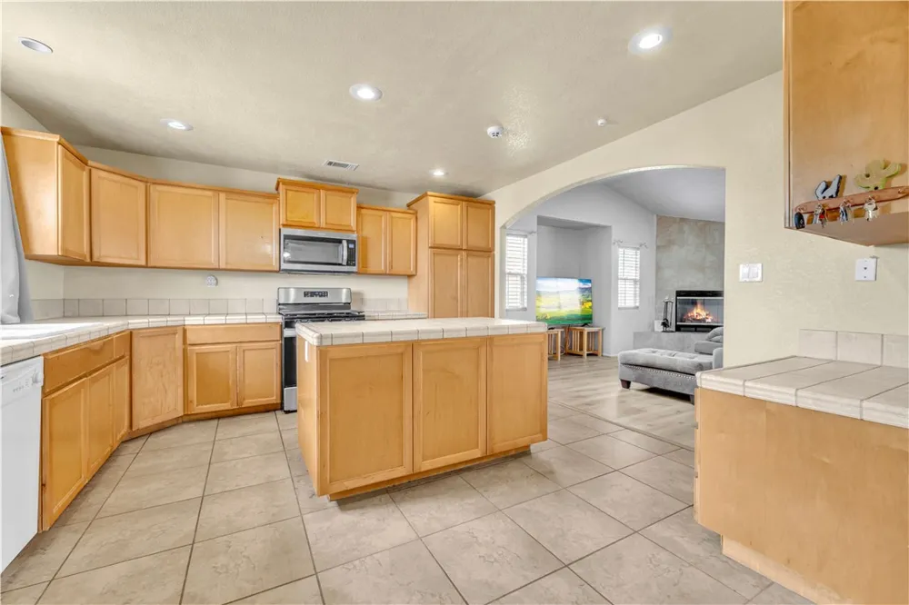21648 95th California City, CA 93505