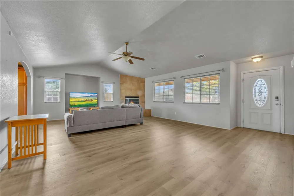 21648 95th California City, CA 93505