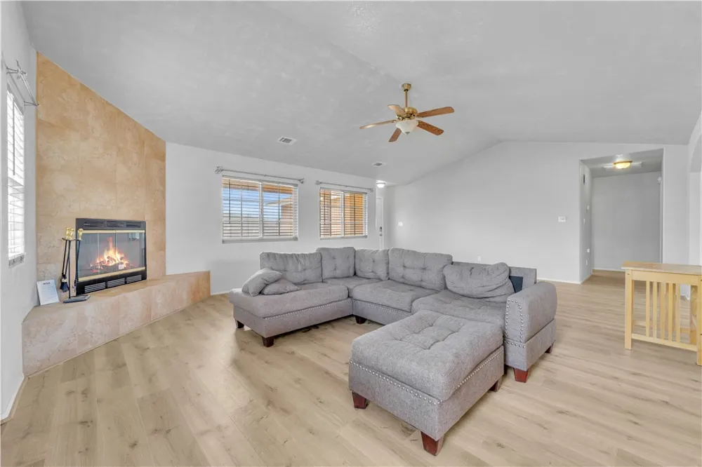 21648 95th California City, CA 93505