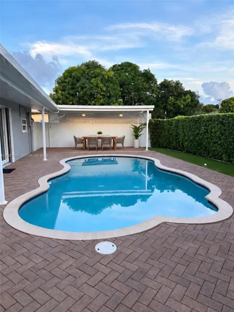 7730 NW 42nd St