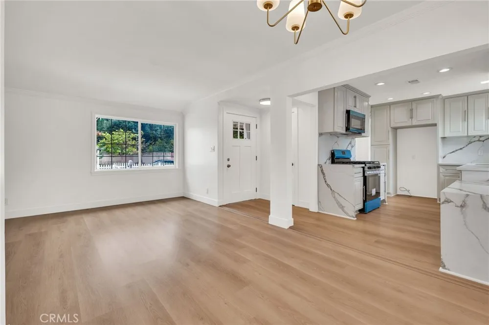 20756 Saticoy Street Winnetka, CA 91306