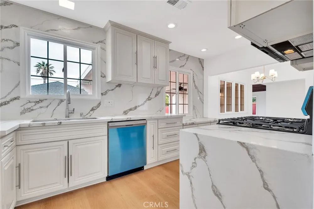 20756 Saticoy Street Winnetka, CA 91306