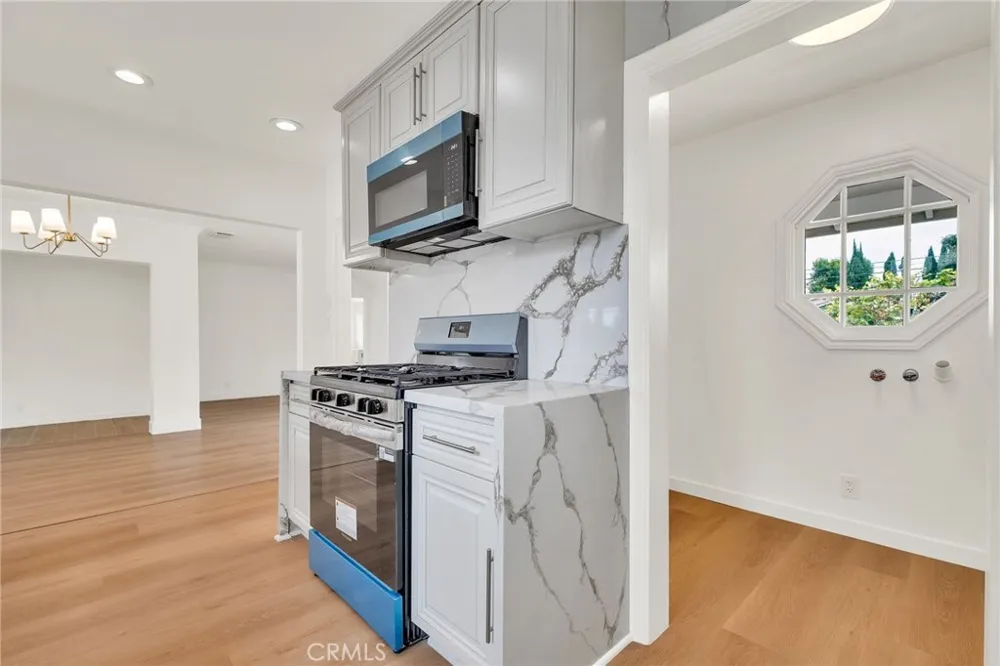 20756 Saticoy Street Winnetka, CA 91306
