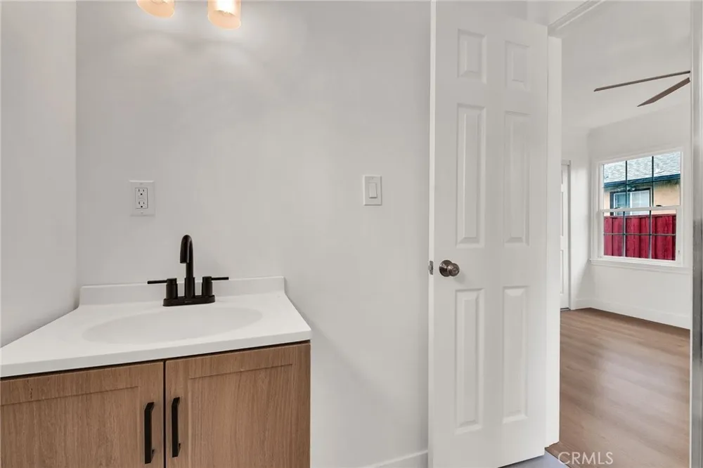 20756 Saticoy Street Winnetka, CA 91306