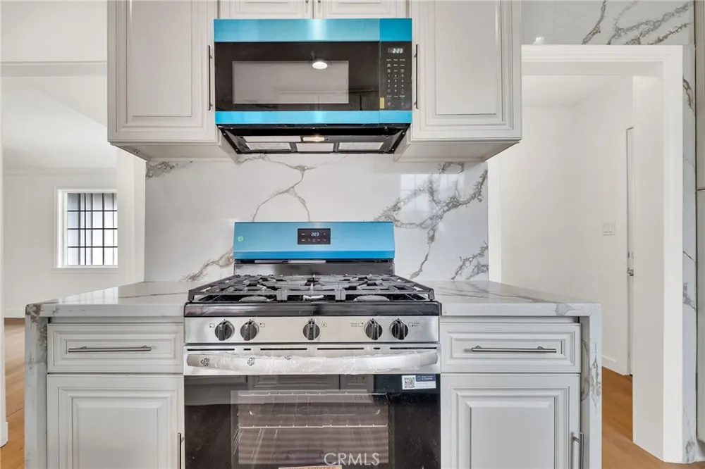 20756 Saticoy Street Winnetka, CA 91306