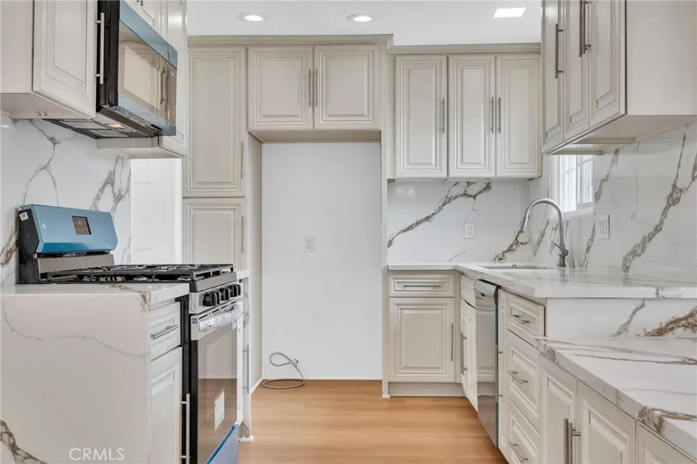 20756 Saticoy Street Winnetka, CA 91306