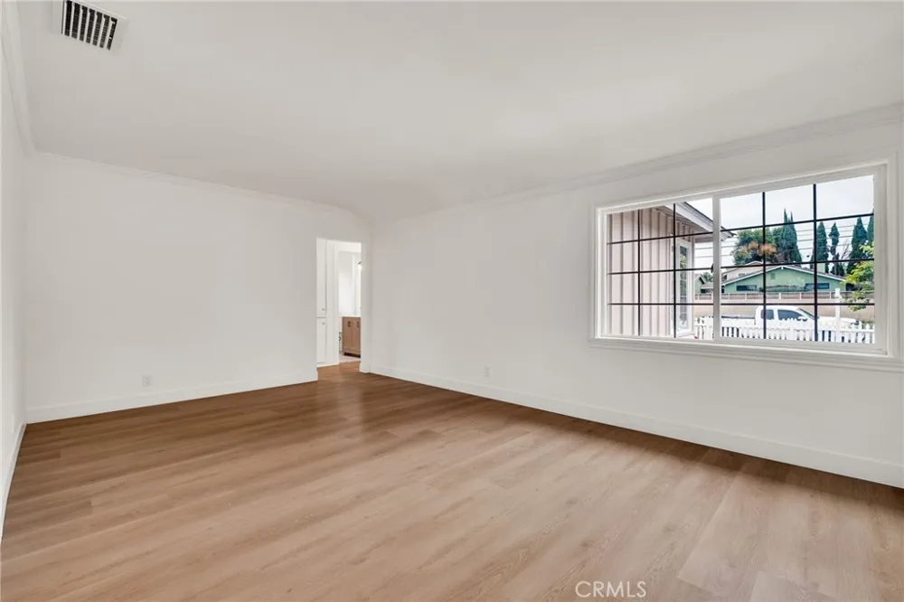 20756 Saticoy Street Winnetka, CA 91306
