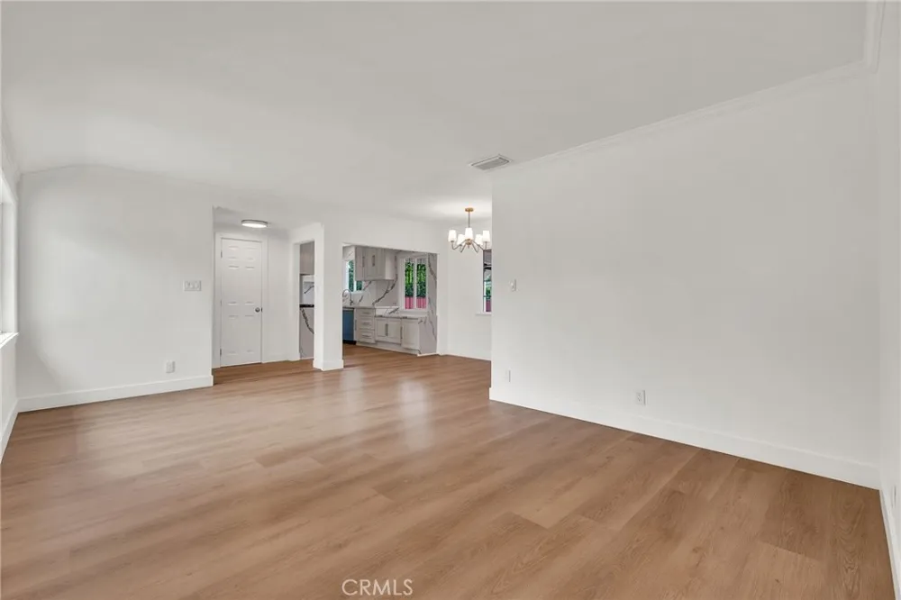 20756 Saticoy Street Winnetka, CA 91306