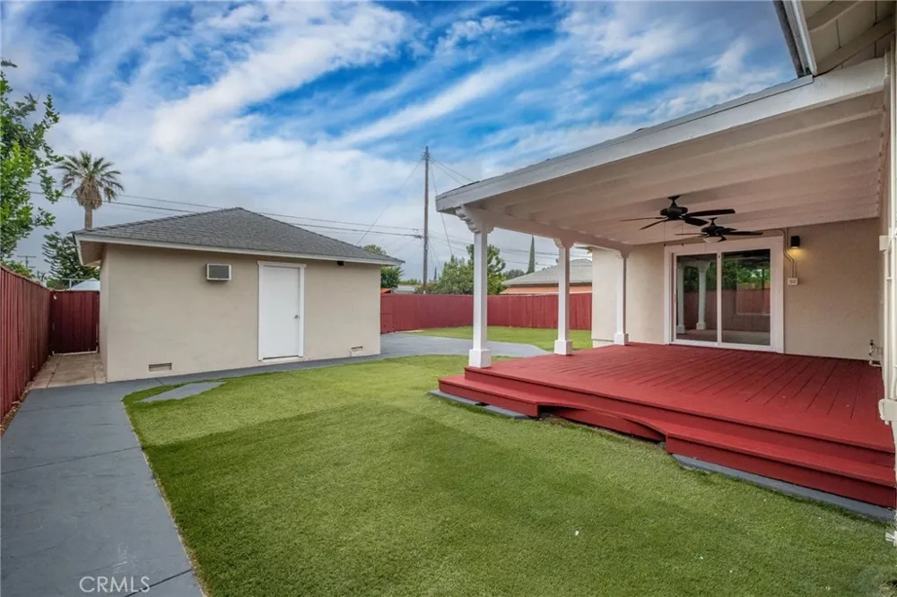 20756 Saticoy Street Winnetka, CA 91306