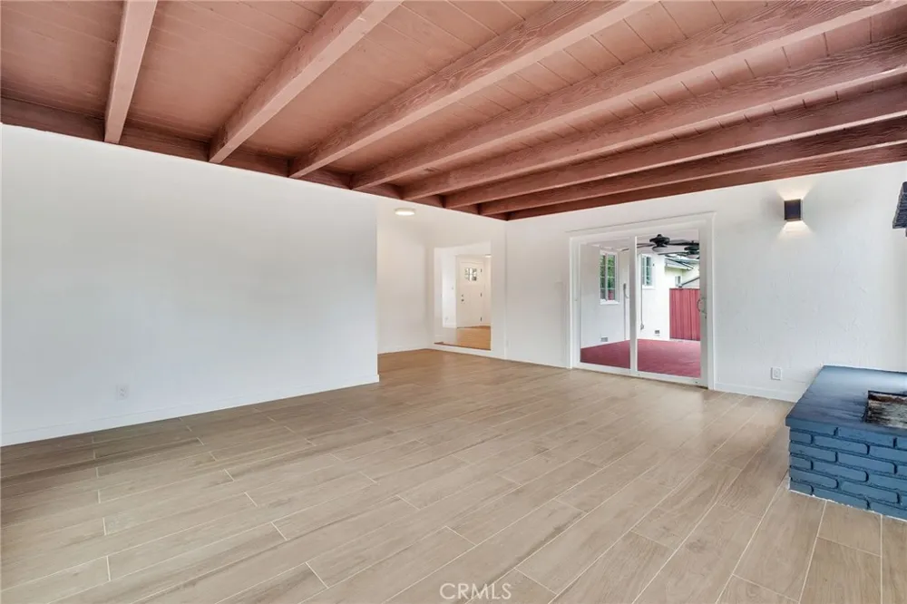 20756 Saticoy Street Winnetka, CA 91306